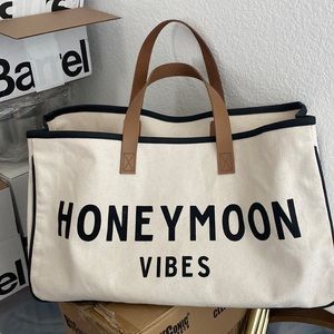 Super cute tote bag! Perfect for honeymoon travels!